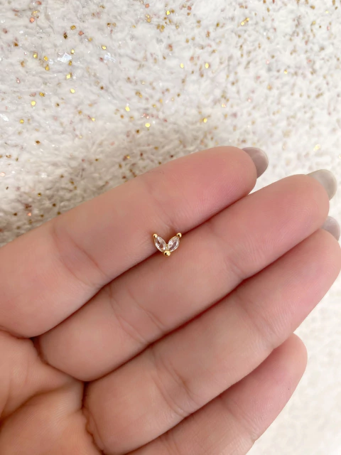 Piercing Reto 2 Zircônias - Aço Banhado a Ouro