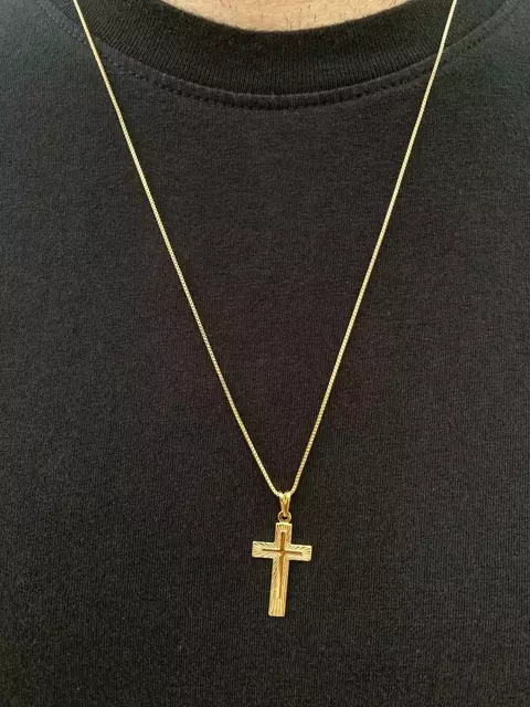 Corrente Veneziana 1mm - 70cm com Pingente Cruz em Relevo 2.8x1.5cm - Banhado a Ouro