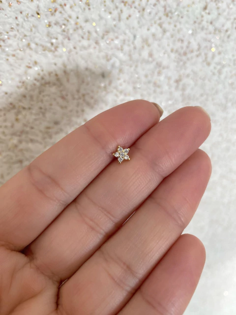 Piercing Reto Flor 5 Pontas Labret - Aço Banhado a Ouro