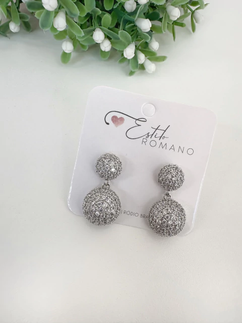 Brinco Meia Bola Cravejada com Microzircônias - Banhado a Ródio Branco