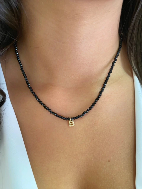 Choker Cristais Naturais Preto Brilhante Letra B - Banhado a Ouro
