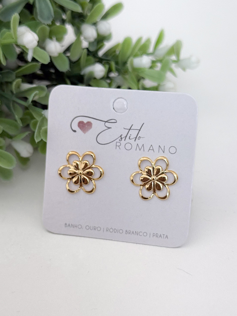 Brinco Flor Vazada Arredondada - Banhado a Ouro