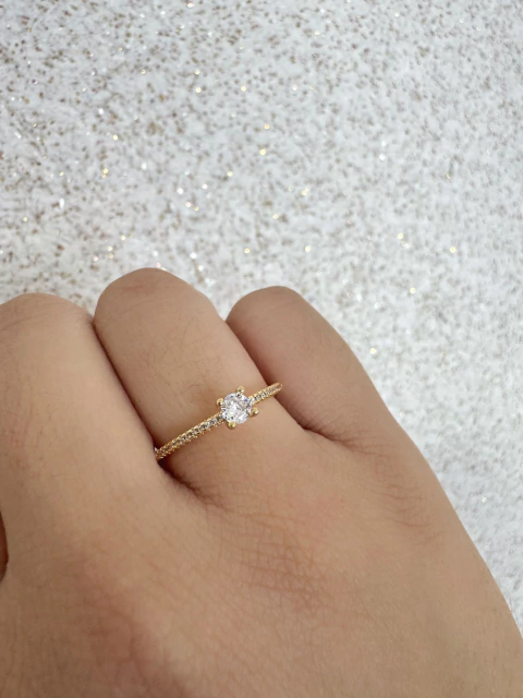 Anel Solitário Cravejado Zircônia 4mm - Banhado a Ouro
