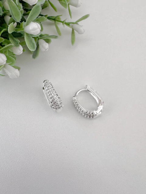 Brinco Argolinha Oval Cravejada 18mm - Banhado a Prata