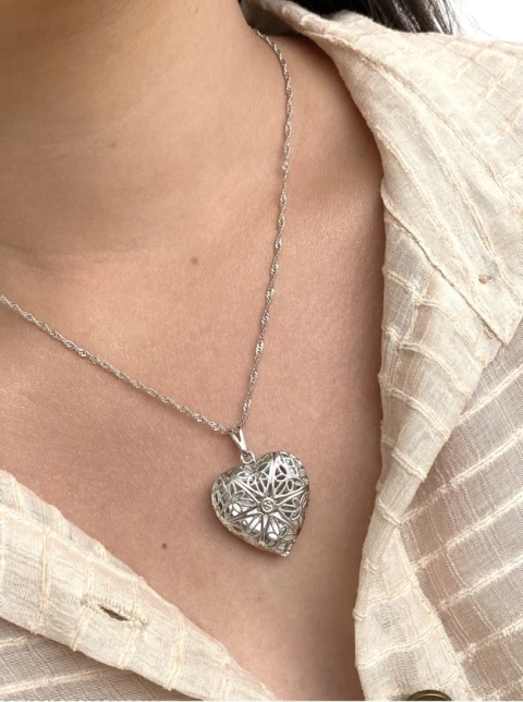 Colar Relicário Coração Detalhado Grande - Banhado a Ródio Branco