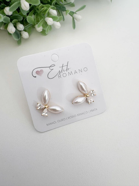 Brinco Borboleta Cravejada com Pérolas e Zircônias - Banhado a Ouro