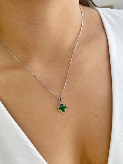 Colar Trevo Verde Esmeralda - Banhado a Ródio Branco