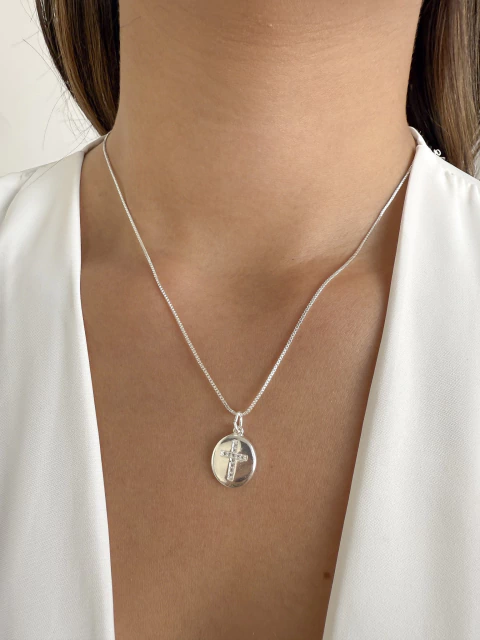 Colar Medalha Cruz Cravejada - Banhado a Prata