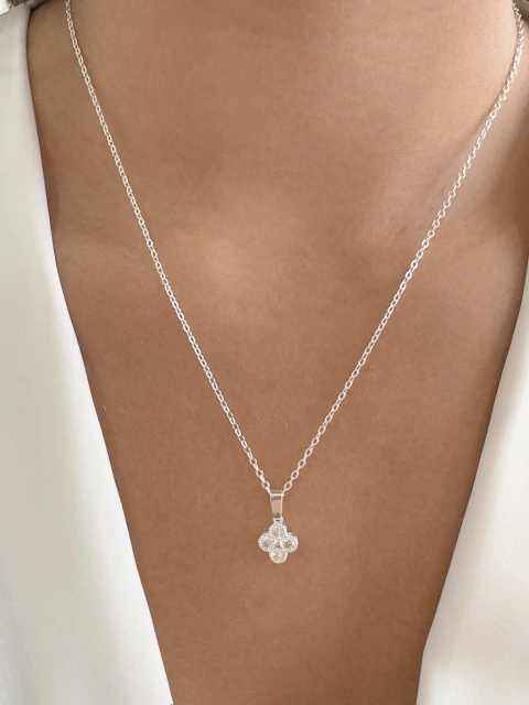 Colar Trevo Cravejado Zircônias - Banhado a Prata