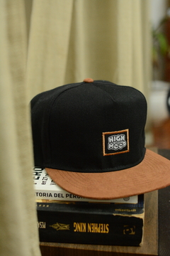 Snapback aplique negra