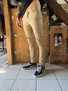 PANTALON CHINO BEIGE DE GABARDINA - comprar online