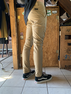 PANTALON CHINO BEIGE DE GABARDINA en internet