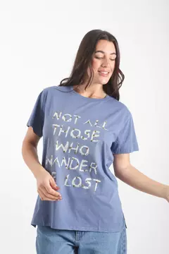 Remera con tajo y tachas Not All en internet