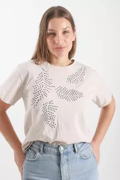 Remera bordada con plumas y strass