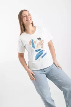 Remera Sofia con escote V plumas y mariposa - comprar online