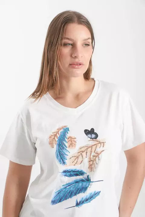 Remera Sofia con escote V plumas y mariposa