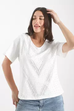 Remera escote V tachas y strass