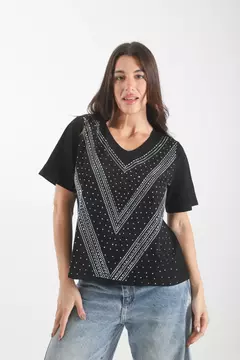 Remera escote V tachas y strass - comprar online