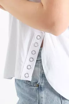Remera Cefalu con tachas cuello V - Indiana