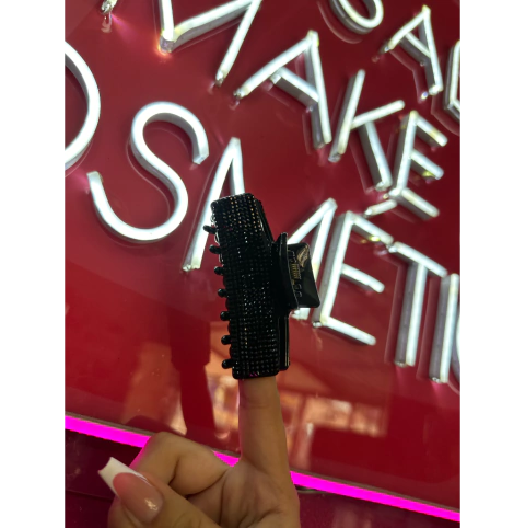 Piranha Retangular Strass Média Preta - Ousada Make e Cosméticos Distribuidora