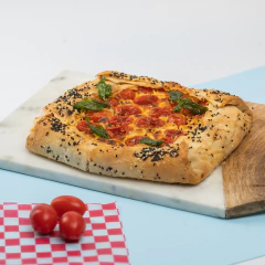 Tarta de ricota, tomates cherry, albahaca, zaʿatar y almendras
