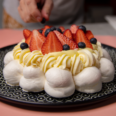 Pavlova de Frutas de estación y chocolate blanco