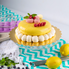 Torta bavarois de vainilla con almendras caramelizadas y mousse de frutos de frutos rojos