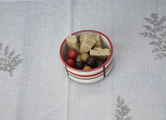 Set de picada navideño de cerámica artesanal Nerambia con plato de 22 cm, cuenco Consomé y Dipero, decorados con líneas rojas y verde inglés pintadas a mano y sellos navideños.