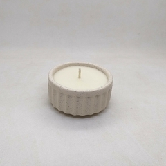 vela aromática en cuenco de cerámica artesanal