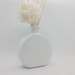Difusor de varillas en florero de cerámica