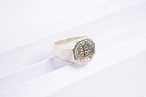Anillo San Benito Hexagonal Plata y Oro