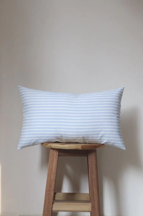 Capa de Almofada Simples | Listras Médias Azul Claro | 100% Algodão | 30x50 (Rinzeira) | SOB ENCOMENDA