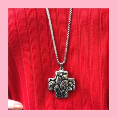 Dije de Cruz con Esmalte en Negro - comprar online