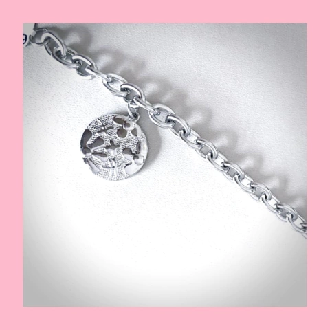 Pulsera con Dije de Flores talladas