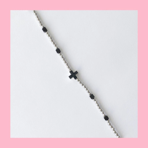 Pulsera de Bolitas con detalles en Negro y Cruz - comprar online