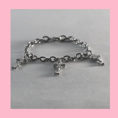 Pulsera con detalle de 3 llaves