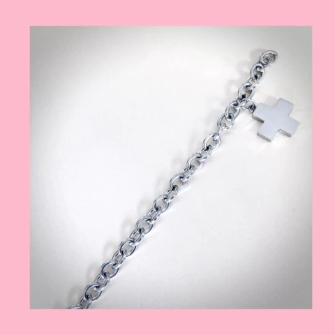 Pulsera con detalle de Dije de Cruz