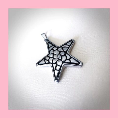 Dije de Estrella XL con Detalles Esmaltados en Negro