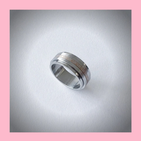 Anillo Anti Estrés con Detalle Dorado