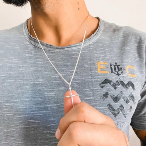 Corrente grumet fina com pingente de cruz prata 925