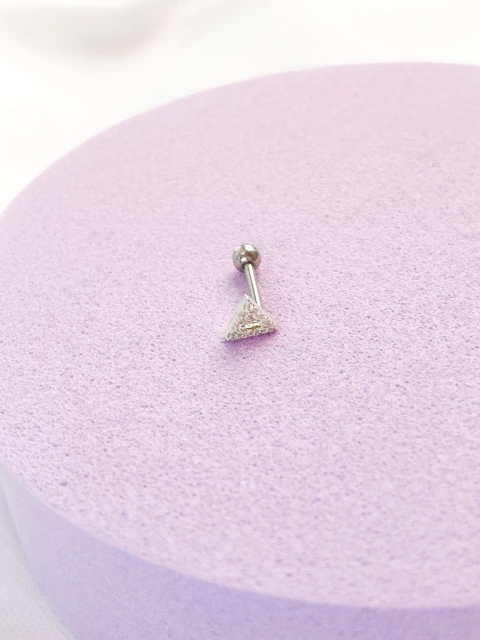Piercing triângulo cravejado