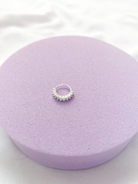 Piercing argola cravejada lateral