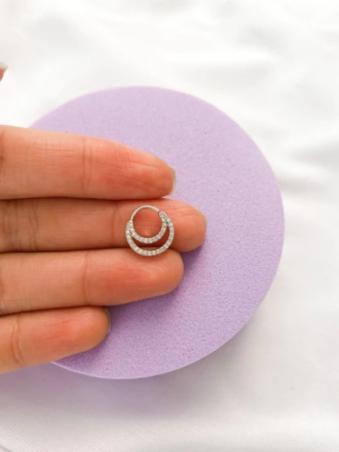Piercing Argola de Torção Dois Círculos Cravejados