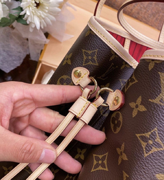 Bolsa Neverfull linha italiana - loja online