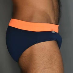 Imagem do Sunga SLIM Sunset Sky marinho com cós laranja
