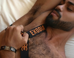 Pulseira em Korino preto com Placa em Níquel - EXODIA RIO BEACHWEAR