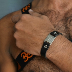 Pulseira em Korino preto com Placa em Níquel