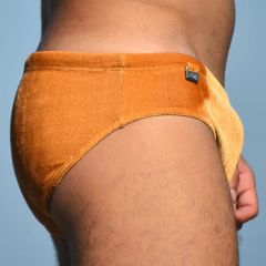 Sunga SLIM cavada velvet em veludo molhado acetinado mostarda