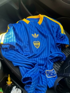 Remera Icons bordada 