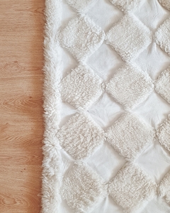 Alfombra de cuero Rafina con diseño de rombos en tonos claros, ideal para decoración.